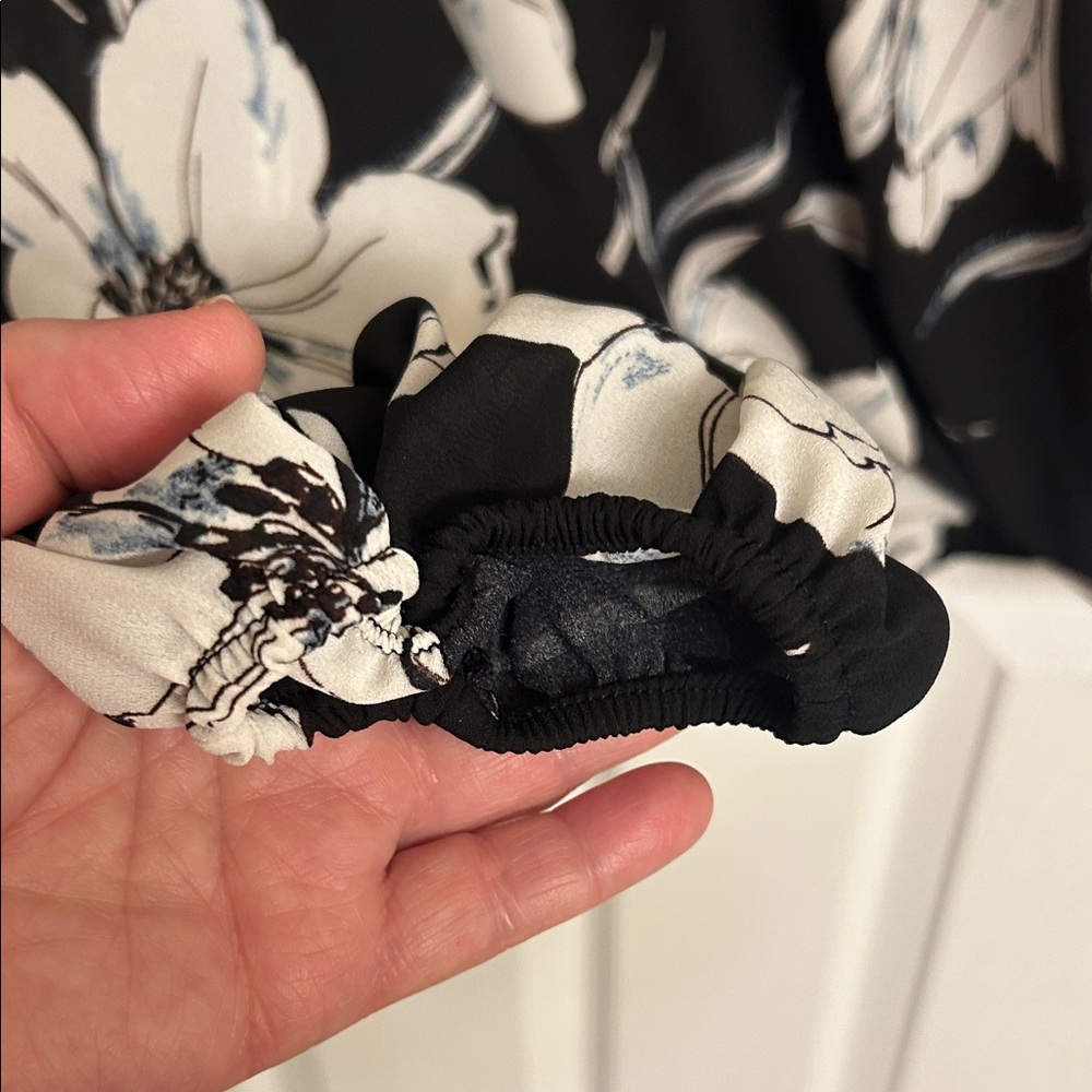 torrid Black White Floral Wrap Blouse Elastic Waist & Cuffs Relaxed Fit Size 12 - Picture 5 of 9